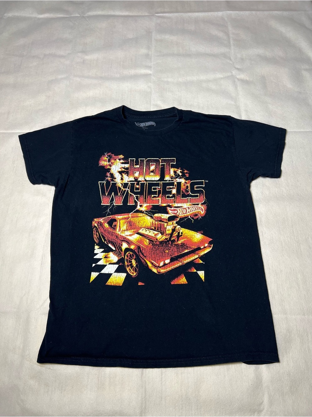 Hot Wheels t-shirt with orange car graphic, size L
